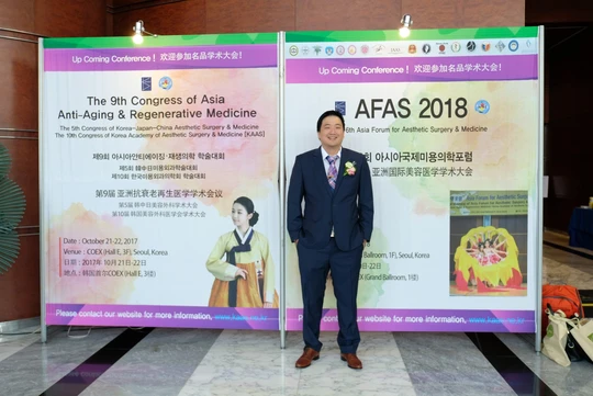 Bac si Nguyen Giap tai Hoi nghi Quoc Te AFAS trung tam trien lam COEX Seoul Korean